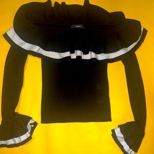 Classy Off-the-shoulder sweater.🖤